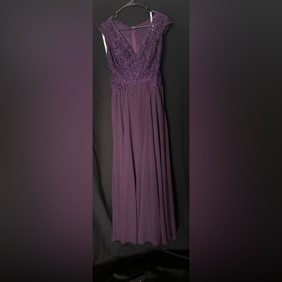 Mac Duggal 20264 NWOT Purple Applique Cap Sleeve Bodice Flowy Gown - Picture 4 of 8